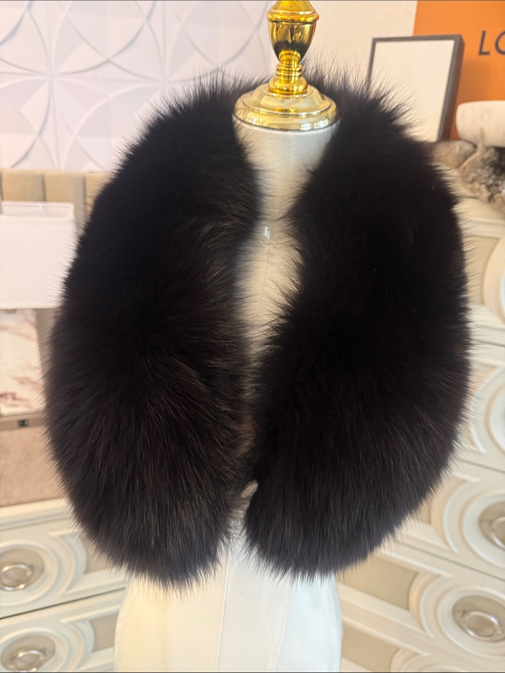 Saga fox fur collar scarf